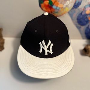 Nike Dri-fit Embroidered New York Yankees Navy Blue and White Flat Bill Cap